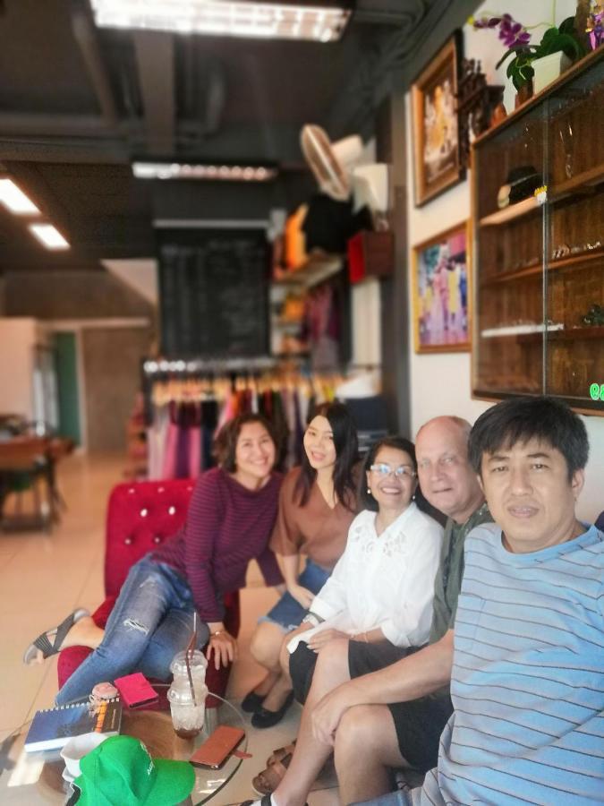 Aekkalukthai Hostel Rayong Esterno foto
