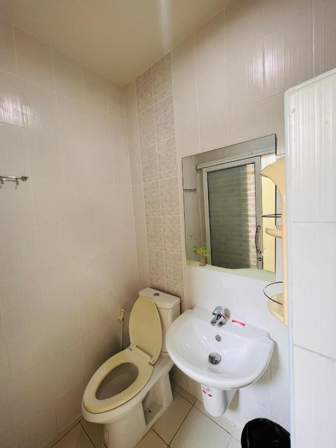 Aekkalukthai Hostel Rayong Esterno foto