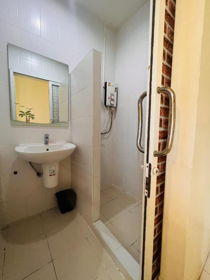 Aekkalukthai Hostel Rayong Esterno foto