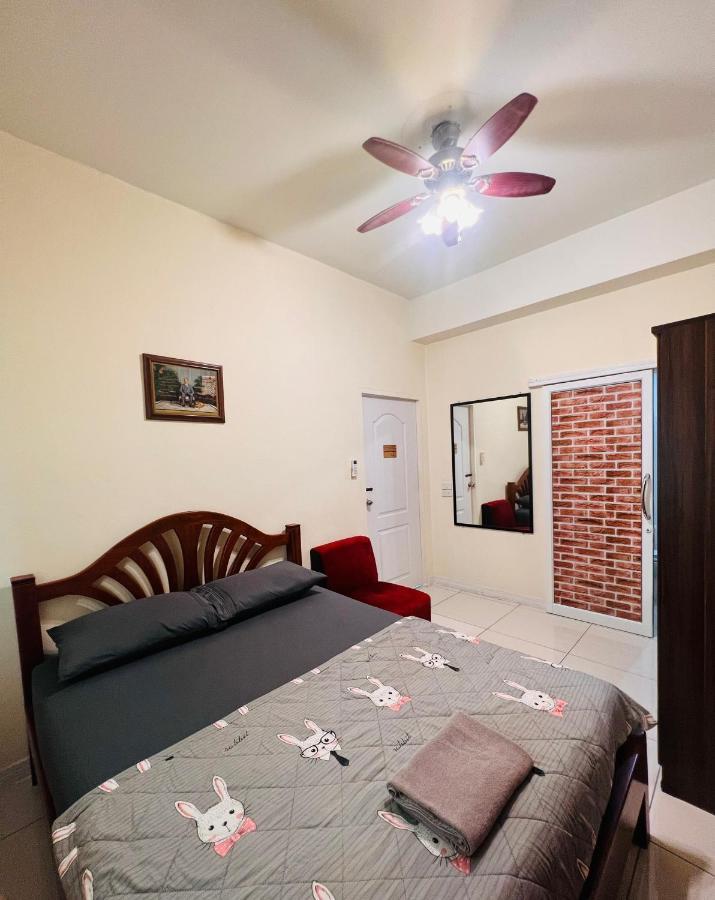 Aekkalukthai Hostel Rayong Esterno foto